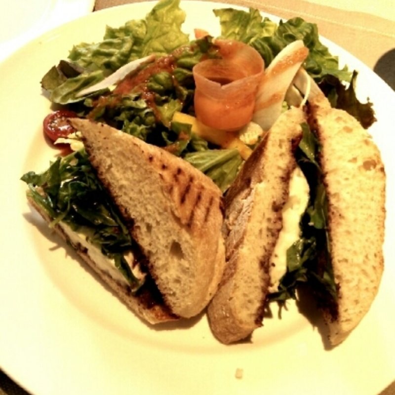 スモークサーモン ワイルドルッコラ ワカモレ サンドウィッチ(エンポリオ アルマーニ カフェ （EMPORIO ARMANI CAFFE）)