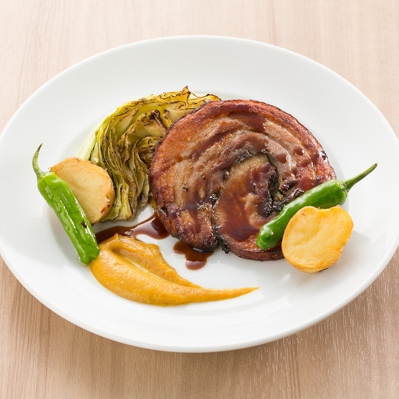 豚バラ肉のポルケッタ　野菜のフォンダンと赤ワインソースで(GREEN GRILL)