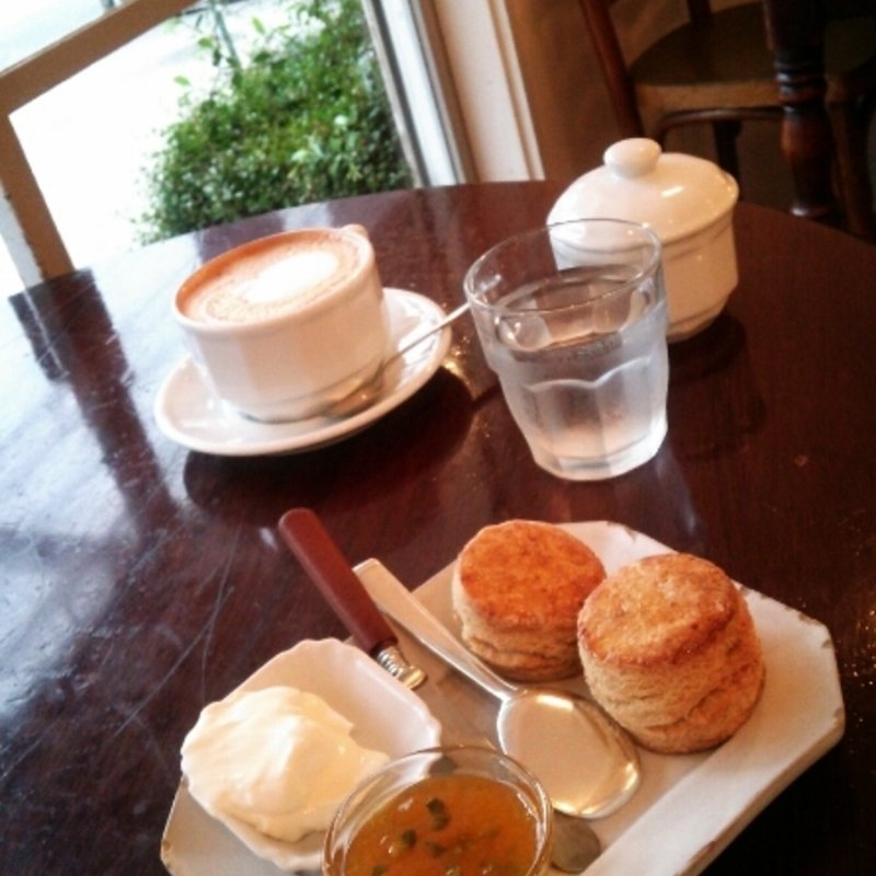 スコーン・ヴァニーユ　コンフィチュール＋クレーム ドゥーブル(カフェ リゼッタ （Cafe Lisette）)