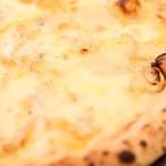 4種チーズのピザ(イタリアンバル アクア )