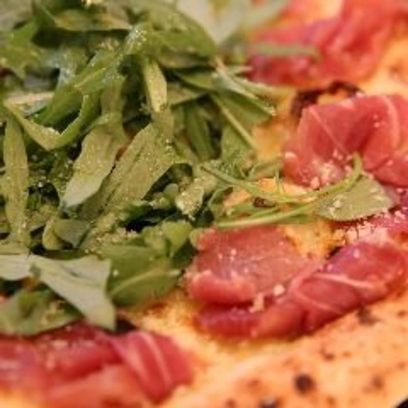 生ハムとルッコラのピザ(イタリアンバル アクア )