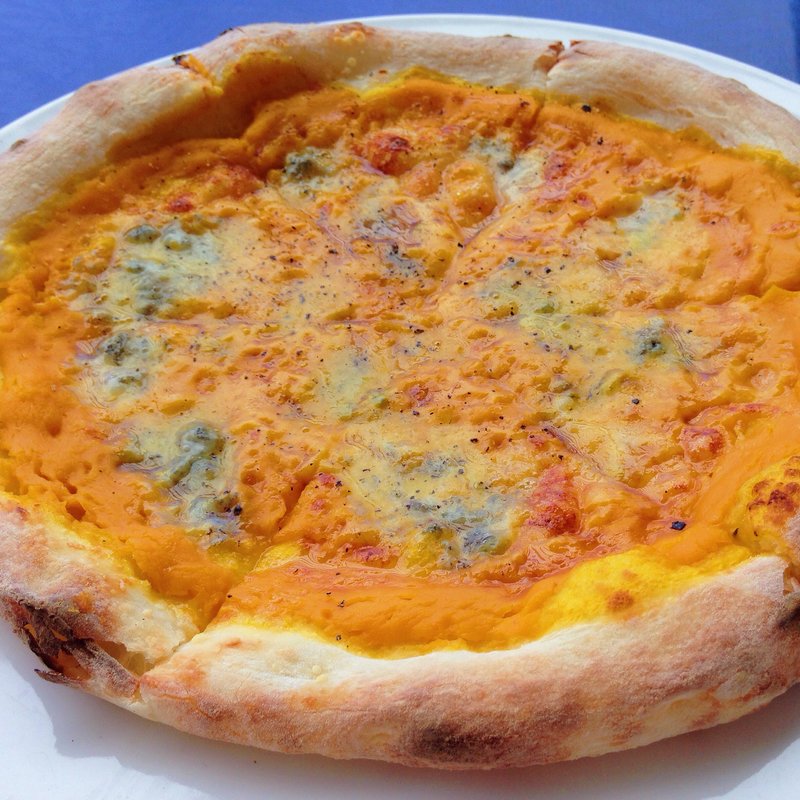 安田さんから届いたかぼちゃたっぷりのピッツァ(アクアマーレ)