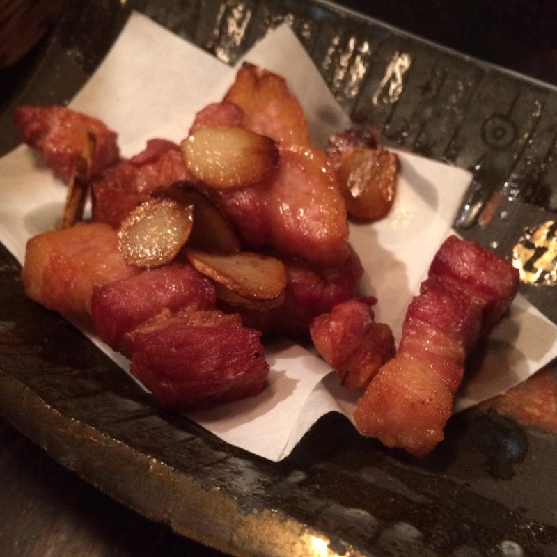 厚切りベーコンのガーリック揚げ(空飛ぶこぶたや)