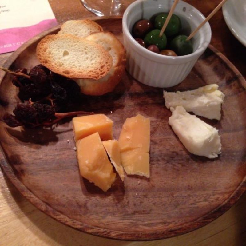 チーズやオリーブ盛り合わせ(リ カーリカ)