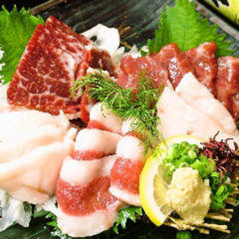 馬刺し盛り合わせ(肉バル HACHIKU )