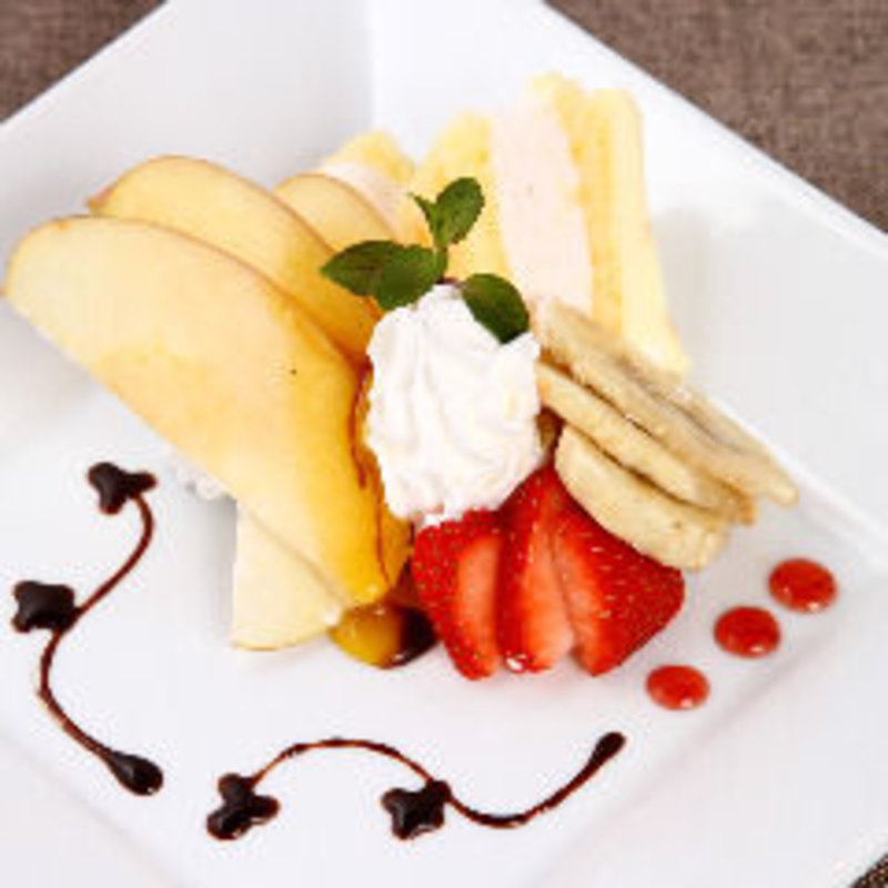 ケーキ盛り合わせ(肉バル HACHIKU )