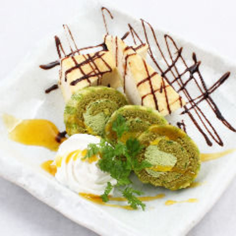 ミルククレープと一口ロールケーキ(肉バル HACHIKU )