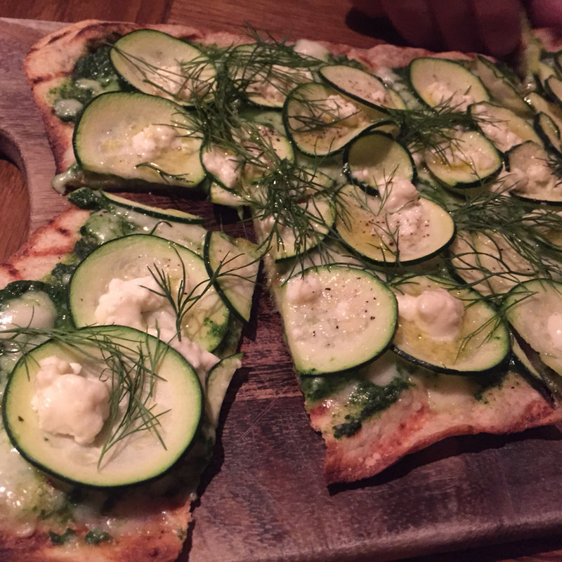 ズッキーニ、モッツァレラチーズ、フェタチーズ、ホウレン草ピューレのピザ (IVY PLACE)