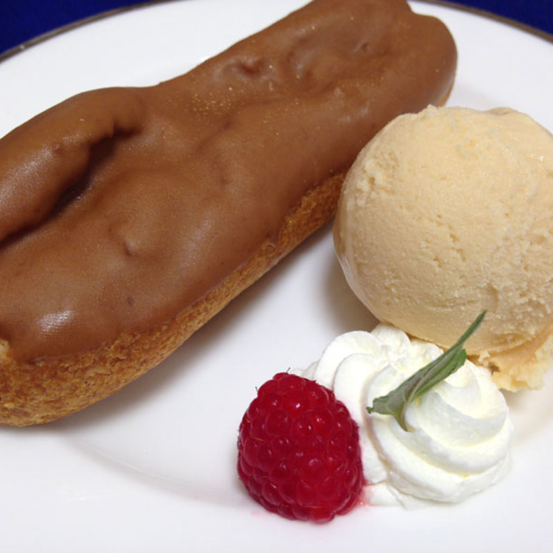 モカエクレアバニラアイス添え(サロン･ド･テ クローバー )