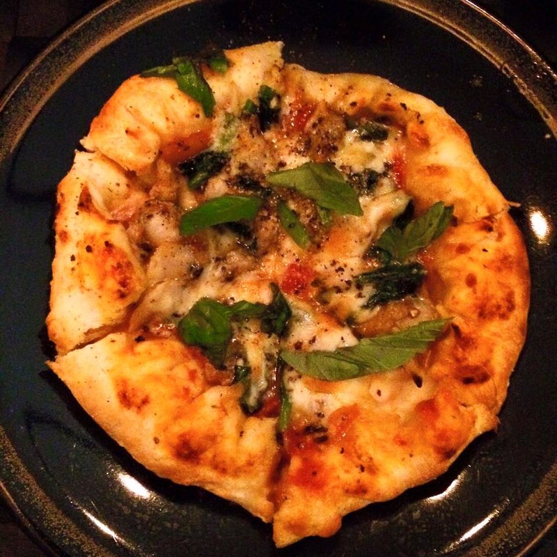 アサリとほうれん草のピザ(Dining＆Bar to．to )