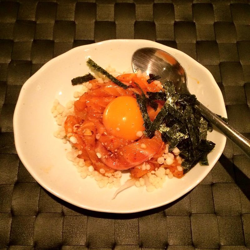 サーモンのハイカラユッケ(Dining＆Bar to．to )