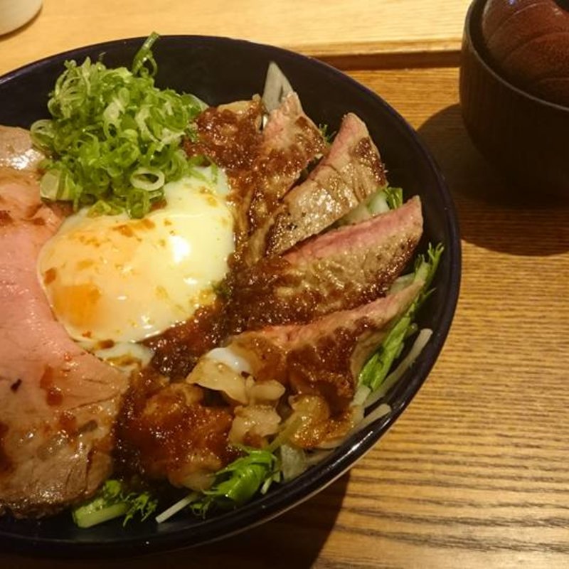 ハーフ&ハーフ丼ぶり(肉のツクモ)