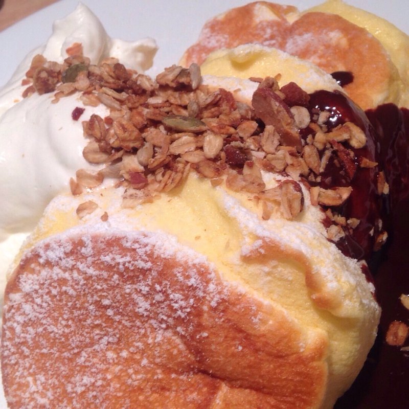 ホットチョコレートパンケーキ 自家製グラノーラ掛け(幸せのパンケーキ 本町店)