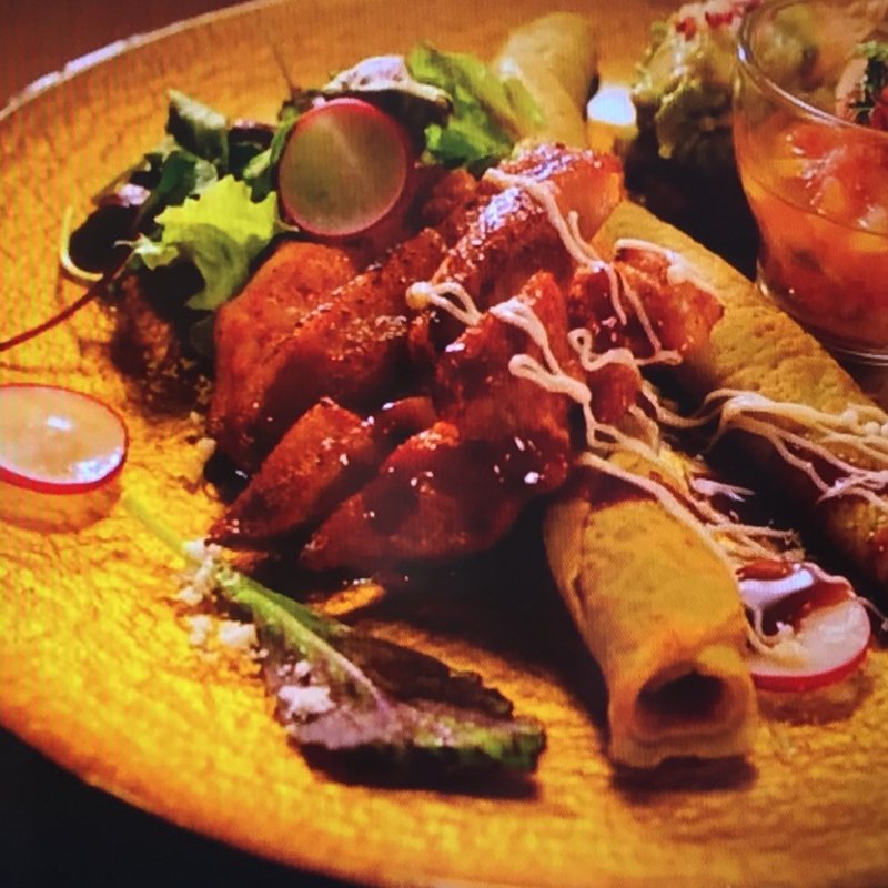 スパイシーチキンをワカモレのグリーンロールパンケーキ(GreenButter （グリーンバター【旧店名】MEXCOLA 茶屋町）)