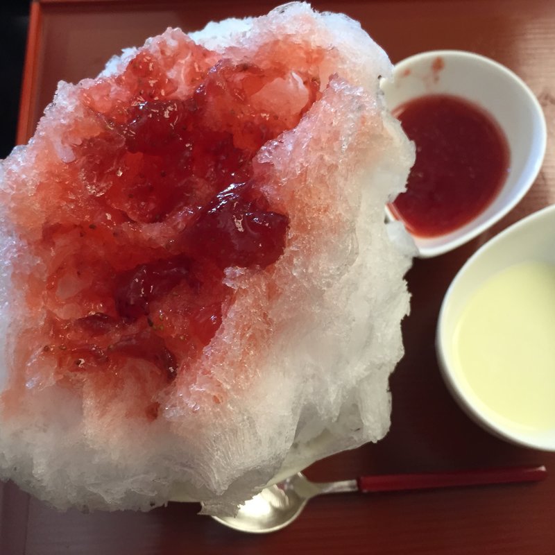 天然カキ氷  生いちごソースミルク(小布施堂本店 )