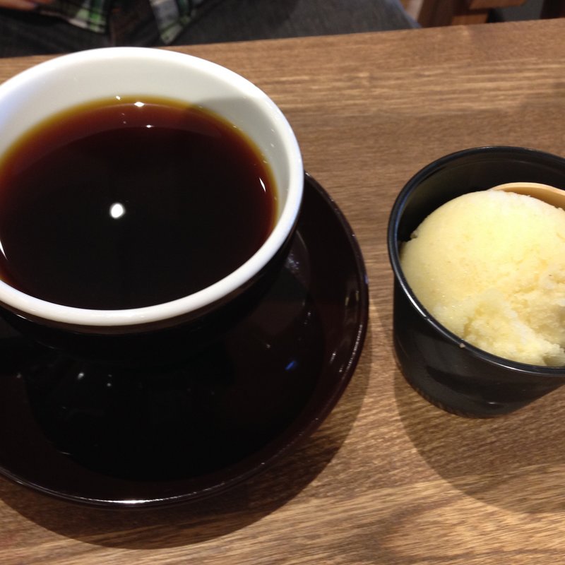 洋梨アイスとコーヒー(スタイルズコーヒー モザイク港北店)