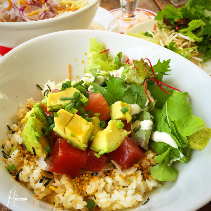 マグロとアボカドのポキ・ライスボール(アロハテーブル 横浜ベイクォーター)