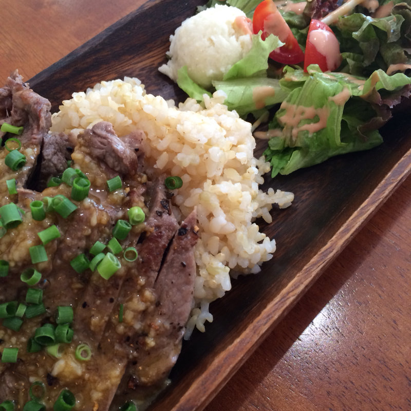 ビーフステーキ丼(ビッグアイランドカフェ （Big Island Café）)