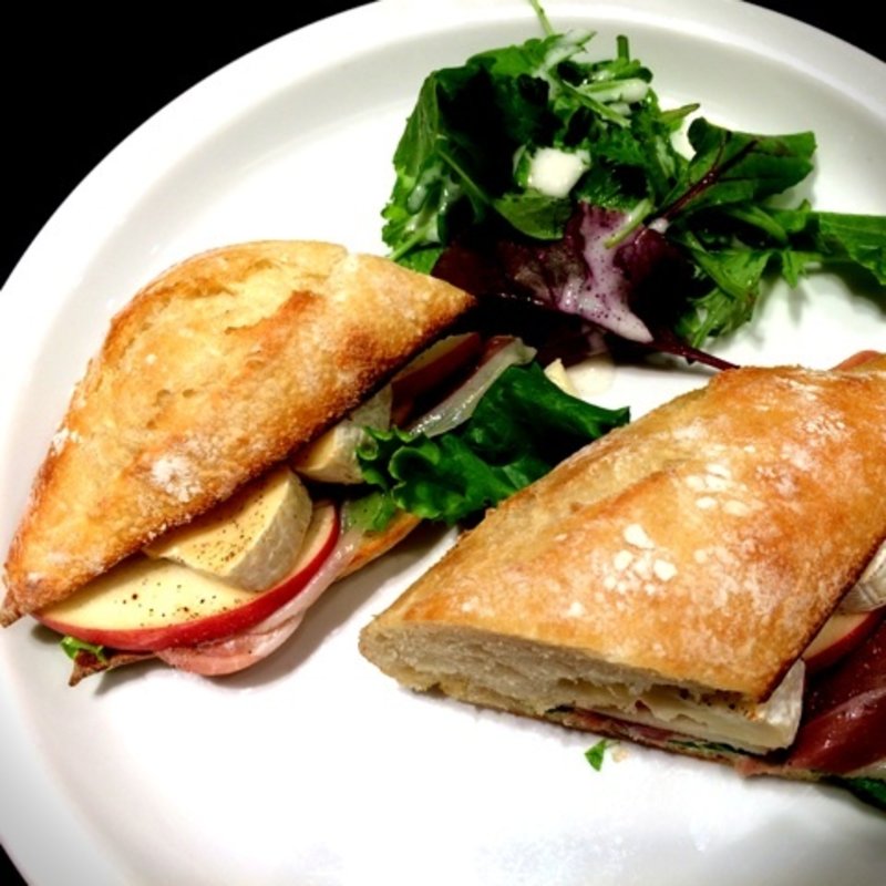 カマンベールとプロシュートクルード リンゴのサンド(Paul Bassett 渋谷ヒカリエ ShinQs店 （ポールバセット）)