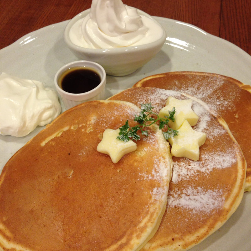 バターと生クリームとアイスクリームのパンケーキ(ホクホク)