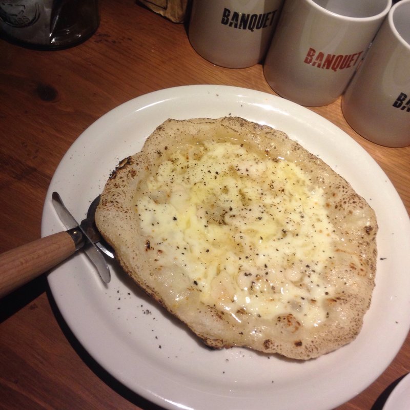 クアトロチーズピザ(炭火焼バール Banquet （スミビヤキバール バンケット）)