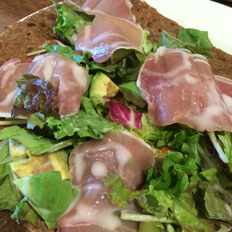 ガレット：生ハムとアボカドのサラダ(クレープリー カフェ シュクレ （CREPERIE CAFE Sucre）)
