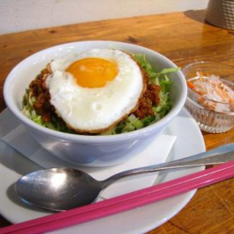 ピリ辛肉みそ丼(ヘキサゴンカフェ)