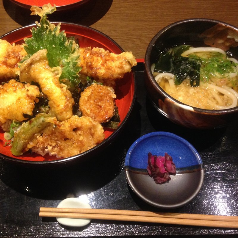穴子まるごと1本乗せ天丼(一張羅)
