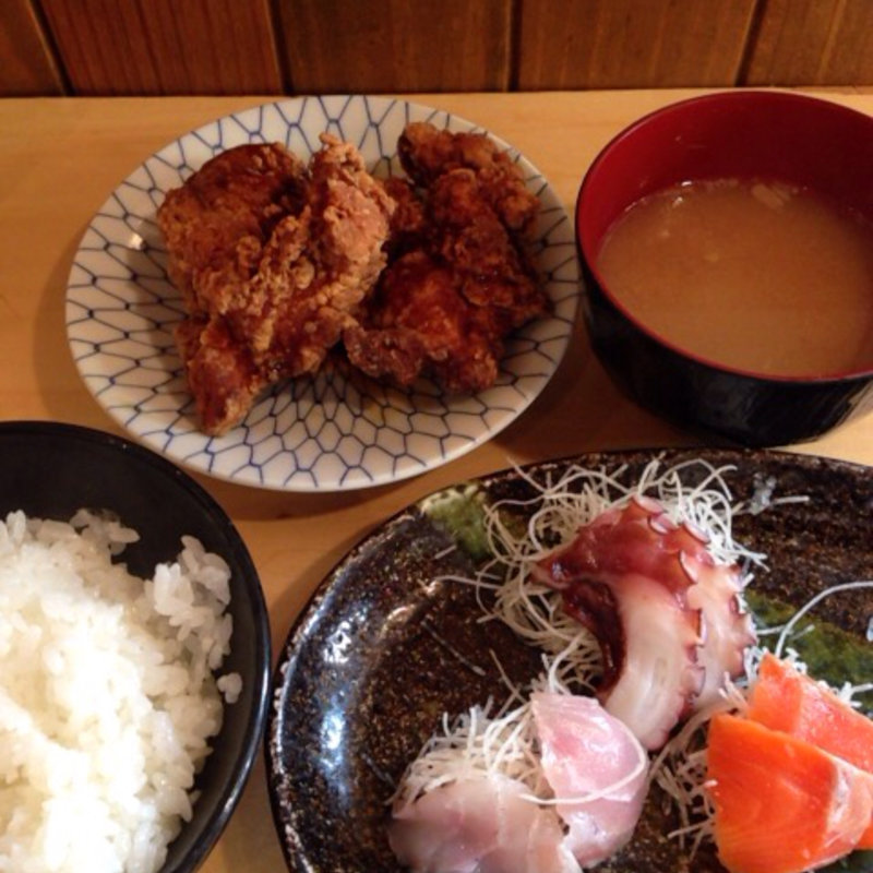 鶏ザンギと刺身三点盛(根室食堂 八重洲店 )