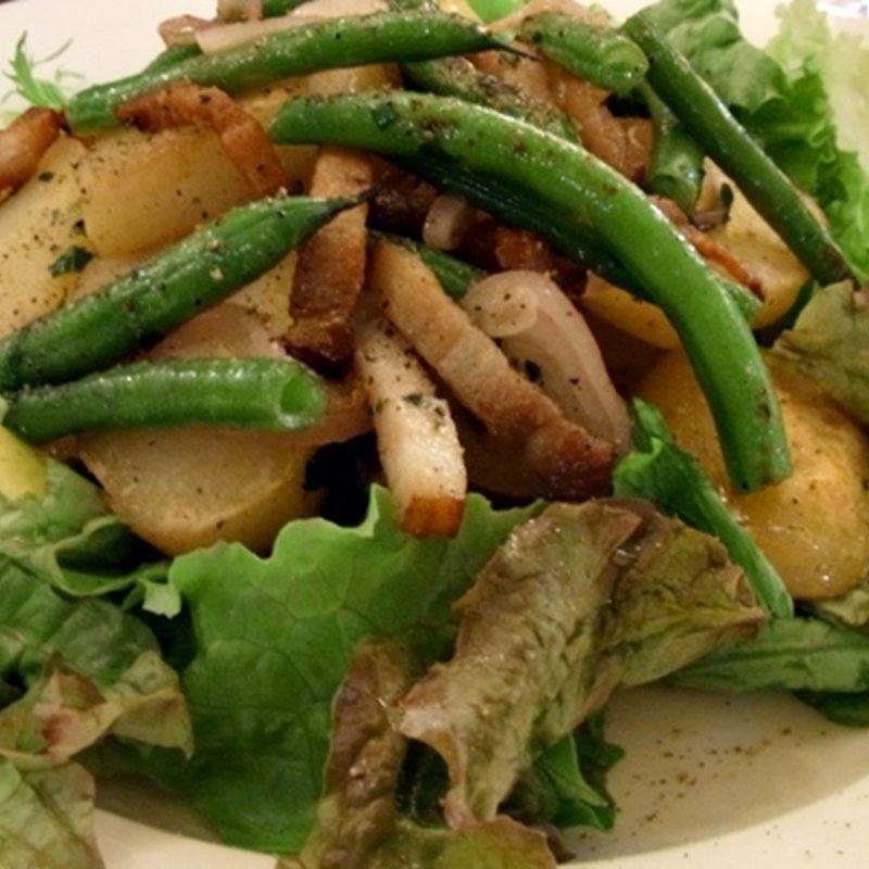 自家製ベーコンとインゲン、ジャガイモのリエージュ風温製サラダ(伊勢志摩の惠み 伊勢角屋新宿店)