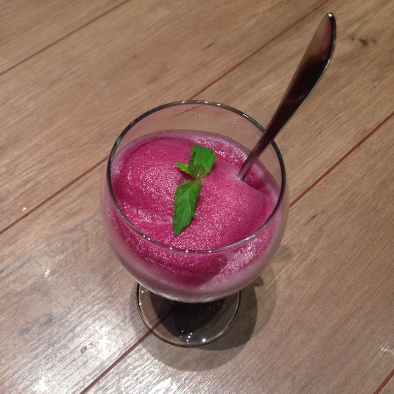 甘酸っぱいベリーのジェラート(Mano-e-Mano（マーノ エ マーノ）)