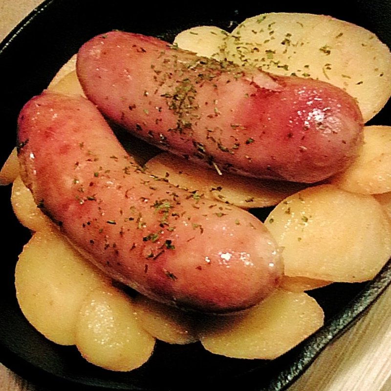 ソーセージとじゃが芋のソテー(大衆ビストロ バカ （VACA【旧店名】ヴァンピーロ）)