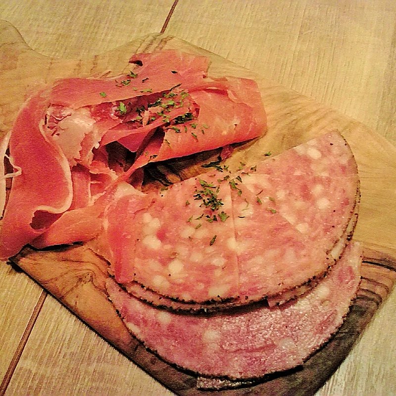 原木生ハムとイタリアンサラミ(大衆ビストロ バカ （VACA【旧店名】ヴァンピーロ）)