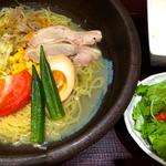 鶏がらスープの冷やし塩ラーメン(焼鳥 ハレツバメ 新宿東口店)