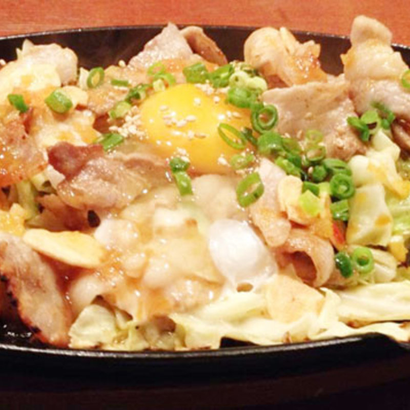 豚とキャベツの月見スタミナ鉄板(あきん )