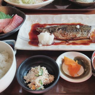 マグロ刺身と鯖の照り焼き定食(三崎食堂)