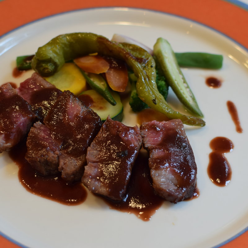 和牛ロースの瞬間薫製　季節野菜添え(アメリ)