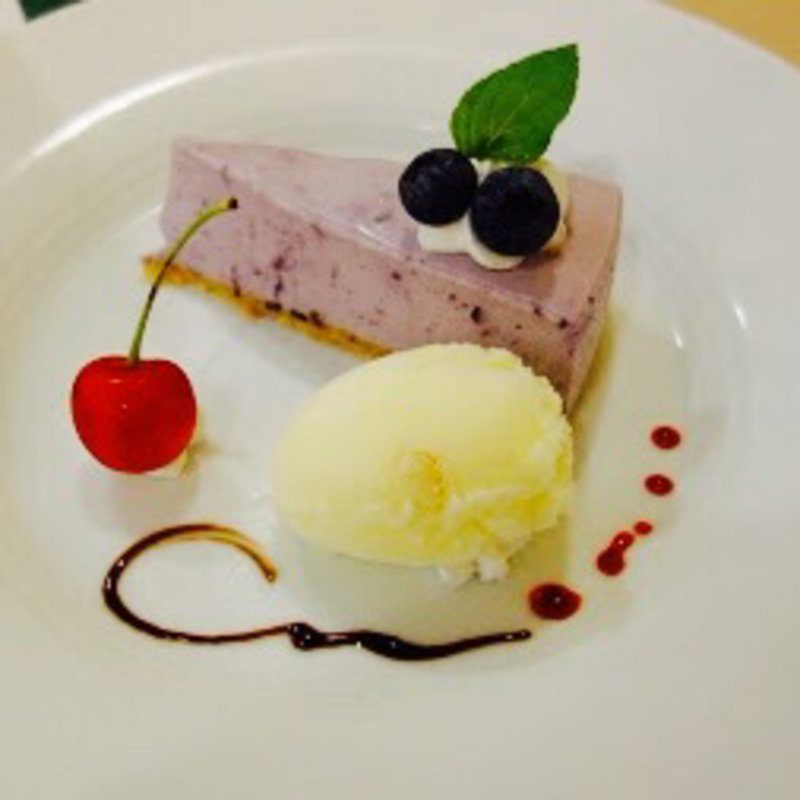 ブルーベリームースのアイスクリーム添え(レストランイイジマ )