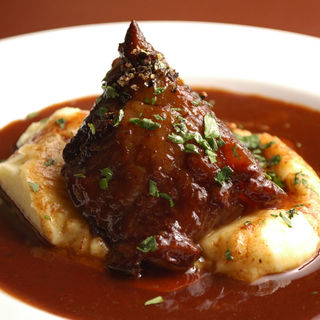 牛ほほ肉の赤ワイン煮のせチーズリゾット(イタリアンバル　2538 （ニコミヤ）)