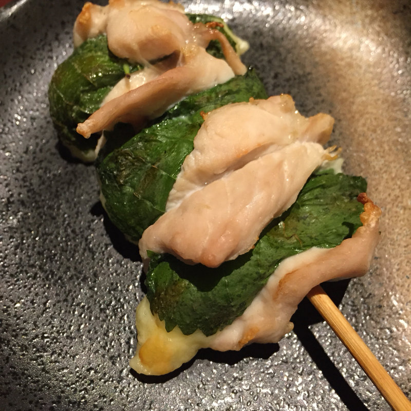 鶏胸肉串チーズと大葉巻き(小間蔵 亀岡駅前店)