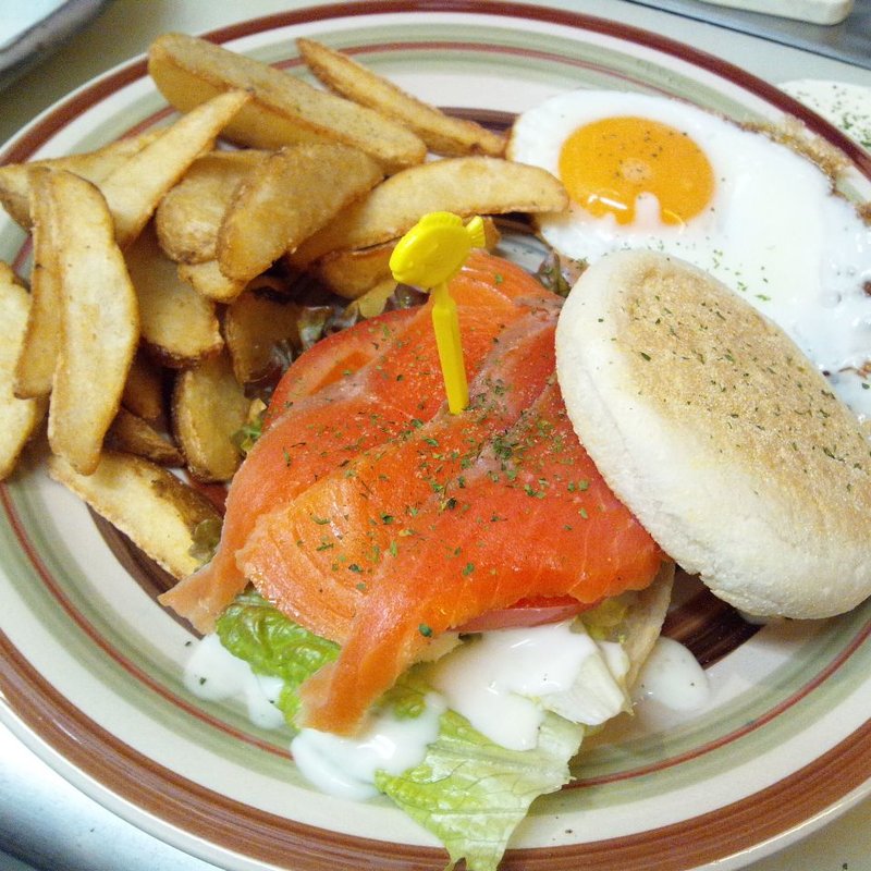 サーモンアボカド　アンチョビソース(SOL （ソル）)