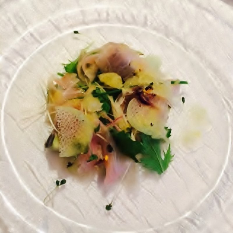 三崎漁港より本日の鮮魚のカルパッチョ　レモンのソルベを添えて(アマルフィイ・カステッロ （Amalfi CASTELLO）)