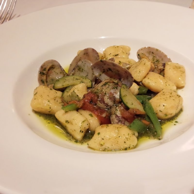 活あさりのボンゴレビアンコ　バジル風味　リコッタチーズのニョッキで(アマルフィイ・カステッロ （Amalfi CASTELLO）)