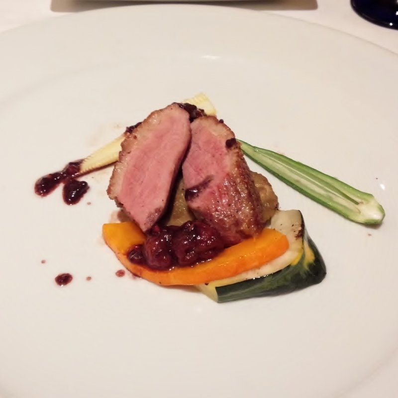 フランス産　鴨ムネ肉のロースト　フランボワーズのソース(アマルフィイ・カステッロ （Amalfi CASTELLO）)