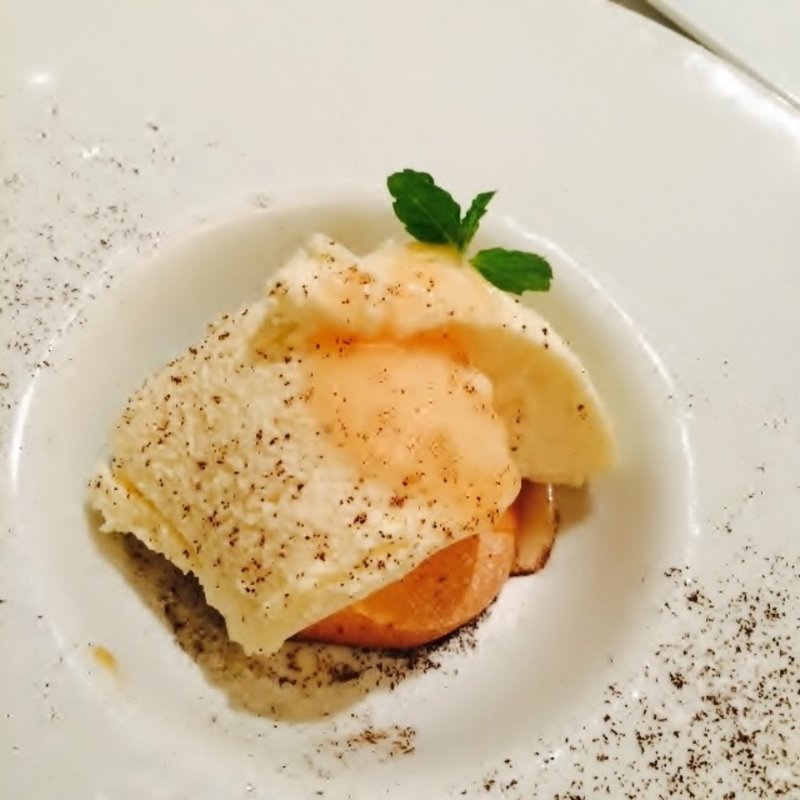 桃のティラミス　ヨーグルトのジェラート添え(アマルフィイ・カステッロ （Amalfi CASTELLO）)