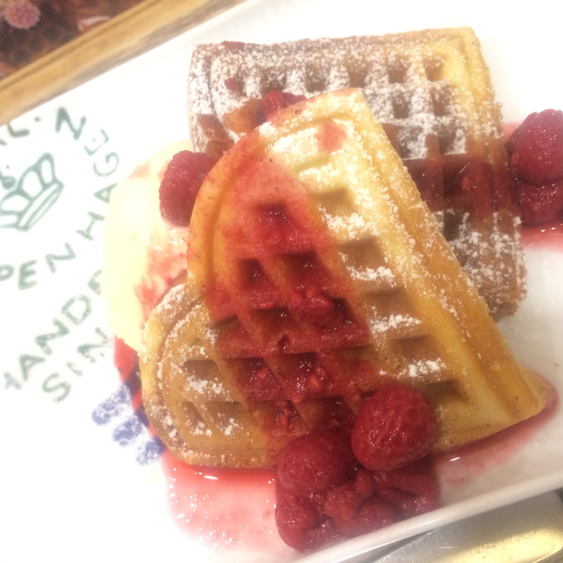 バニラアイス&木いちごのマリネ(マダム ブロ 東京駅京葉ストリート店 （madam Bla）)