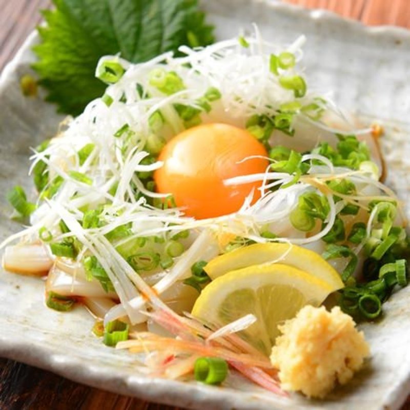 イカソーメンユッケ(やきとんうまいもん横丁まるたか 北千住店)