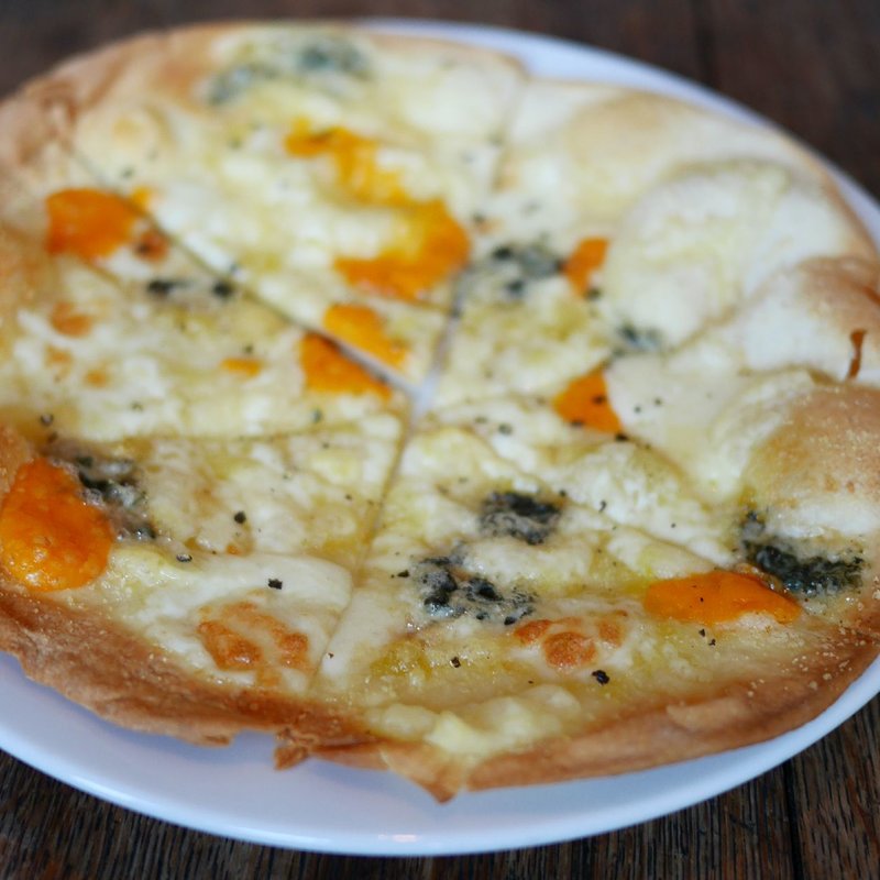 チーズのピザ(コッタボス （Kottabos）)