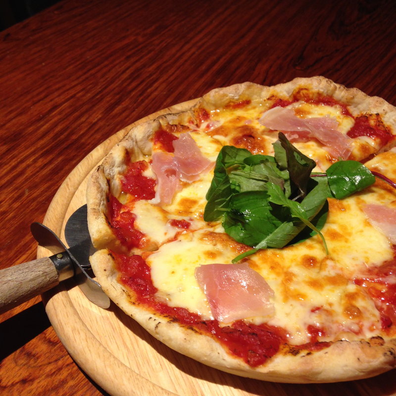 生ハムととろけるチーズのピザ(飯家おかん ひま和り （ヒマワリ）)