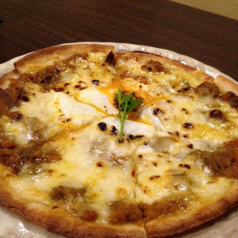 半熟玉子のカレーピザ(肉安来や （ニクヤスギヤ）)